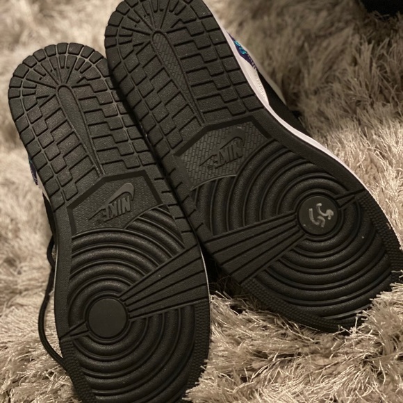 Sneakers - Picture 6 of 7